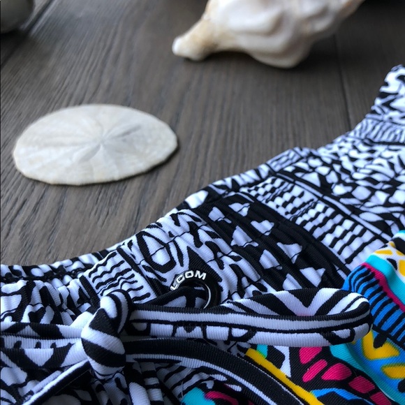 Volcom board shorts - Picture 2 of 6